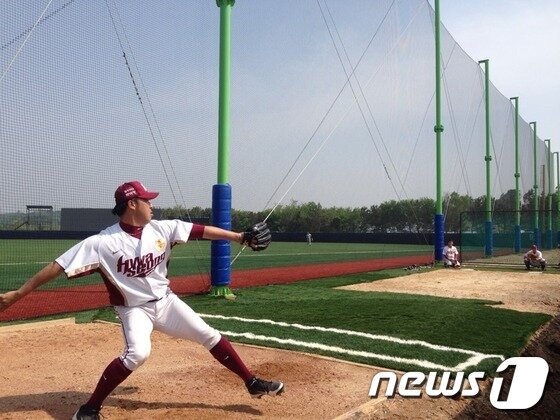본문 이미지 - 현재 2군에 머물고 있는 '고참' 이정훈이 '농군 패션'을 하고 불펜피칭을 하고 있다. © News1 표권향 기자 