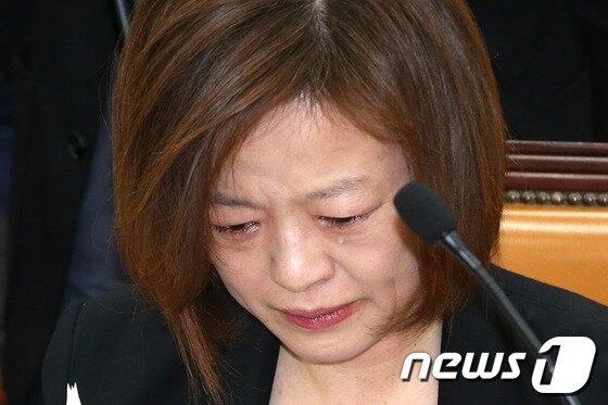 본문 이미지 - 진선미 새정치민주연합 의원이 14일 오전 서울 여의도 국회에서 열린 안전행정위원회 전체회의에서 남상호 소방방재청장에게 세월호 침몰 사고와 관련한 질의를 마친뒤 눈물을 흘리고 있다. 2014.5.14/뉴스1 © News1   이광호 기자