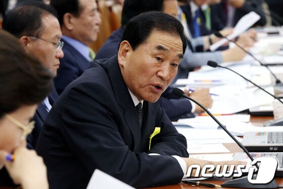 본문 이미지 - 이재오 새누리당 의원이 14일 오전 서울 여의도 국회에서 열린 안전행정위원회 전체회의에서 강병규 안행부 장관에게 세월호 침몰 사고와 관련한 질의를 하고 있다. 2014.5.14/뉴스1 © News1   이광호 기자