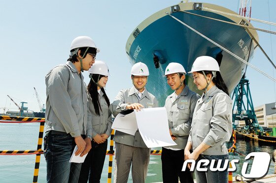 본문 이미지 - 울산대학교가 14일 교육부와 한국대학교육협의회가 발표한 '2013년 산업계 관점 대학평가'에서 정유석유화학 분야 최우수 대학 중 하나로 선정됐다. 현대중공업에서 현장 실습 중인 울산대 학생들. (울산대학교 제공) © News1   김규신 기자