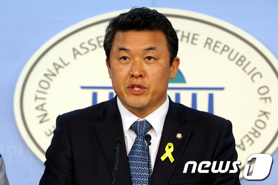 윤영석 새누리당 원내대변인. 2014.5.14/뉴스1