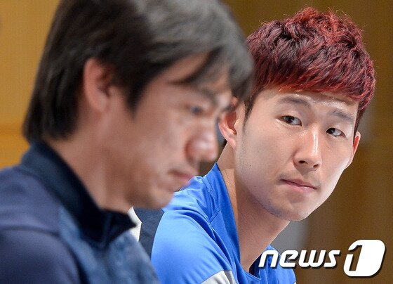 손흥민이 14일 오후 경기도 파주 트레이닝 센터(NFC)에서 2014 브라질 월드컵 D-30 관련 인터뷰 및 박지성 선수 은퇴와 관련된 기자회견에서 홍명보 감독을 바라보고 있다.ⓒ News1 DB