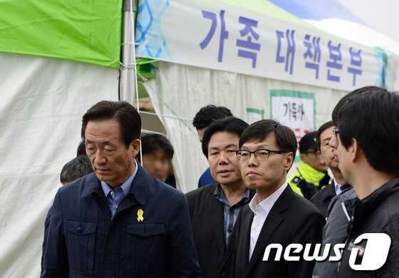 본문 이미지 - 정몽준 새누리당 서울시장 후보가 세월호 침몰사고 29일째인 14일 오후 전남 진도군 팽목항 실종자 가족 천막에서 가족들을 만난 뒤 천막을 나오고 있다. 2014.5.14/뉴스1 © News1   박지혜 기자