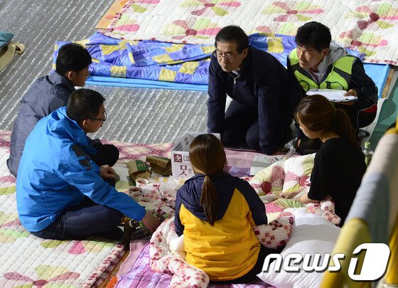 본문 이미지 - 박원순 서울시장이 세월호 침몰 사고 29일째인 14일 오후 전남 진도군 진도실내체육관을 찾아 실종자 가족들을 만나고 있다. 2014.5.14/뉴스1 © News1   박지혜 기자