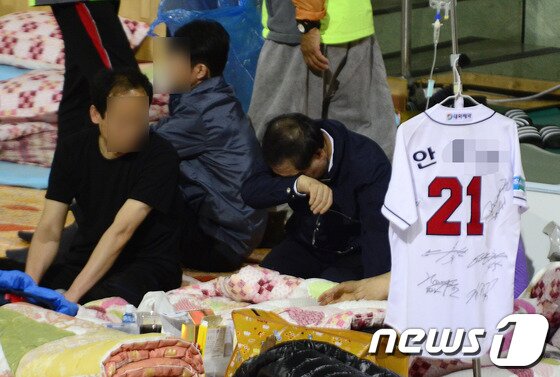 본문 이미지 - 박원순 서울시장이 세월호 침몰 사고 29일째인 14일 오후 전남 진도군 진도실내체육관을 찾아 실종자 가족들을 만나 대화를 나누던 중 눈물을 닦고 있다. 2014.5.14/뉴스1 © News1   박지혜 기자