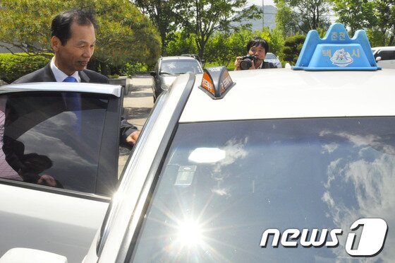 본문 이미지 - 최문순 후보가 15일 강원도선관위에서 후보자 등록을 한 후 택시를 타고 있다. 최 후보는 선거기간 시내권역은 택시를 타고 이동 할 예정이다.2014.5.15/뉴스1 © News1   홍성우 기자
