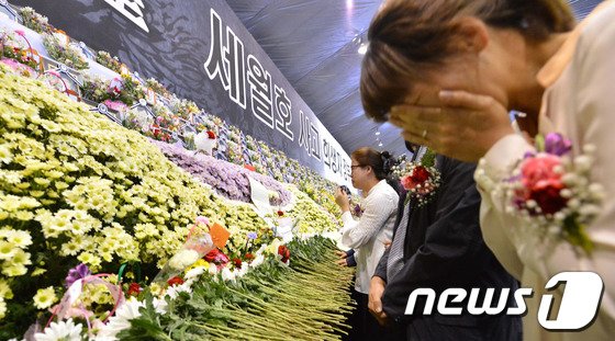 본문 이미지 - 세월호 침몰 사고 30일째이자 스승의 날인 15일 경기도 안산 화랑유원지에 마련된 세월호 사고 희생자 정부 합동분향소를 찾은 희생 선생님 유가족들이 헌화하고 있다. 2014.5.15/뉴스1 ⓒ News1