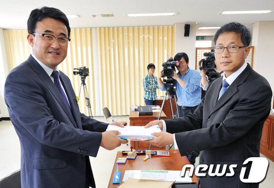 본문 이미지 - 김인희 강원도교육감 후보가 15일 강원 춘천시 강원도선거관리위원회에서 6·4 지방선거 출마를 위한 후보 등록을 하고 있다. 2014.5.15/뉴스1 © News1   이예지 기자