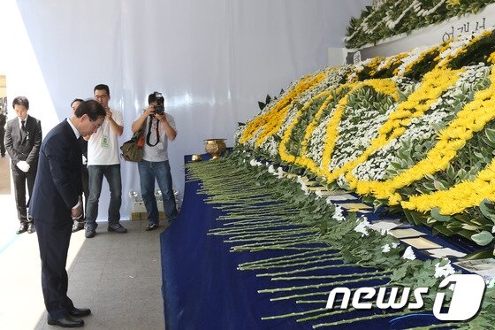 본문 이미지 - 6.4 지방선거 출마를 선언한 박원순 서울시장이 15일 오전 서울광장에 마련된 세월호 침몰사고 희생자 분향소를 찾아 추모하고 있다. 2014.5.15/뉴스1 © News1   한재호 기자