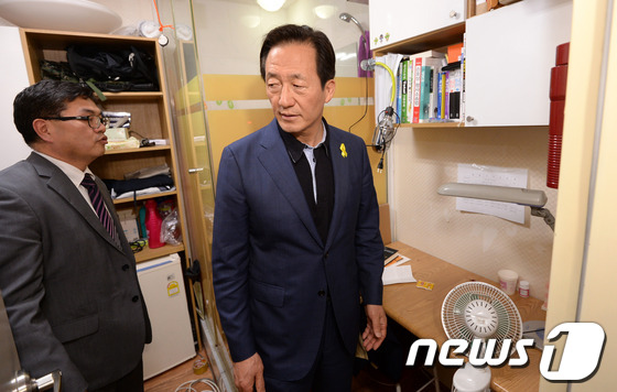 (서울=뉴스1) 박세연 기자 = 정몽준 새누리당 서울시장 후보가 16일 서울 영등포구 신길동의 한 고시원을 방문해 방을 둘러보고 있다. 2014.5.16/뉴스1