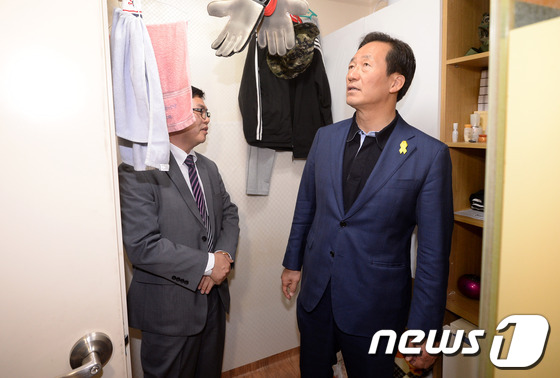 (서울=뉴스1) 박세연 기자 = 정몽준 새누리당 서울시장 후보가 16일 서울 영등포구 신길동의 한 고시원을 방문해 방을 둘러보고 있다. 2014.5.16/뉴스1