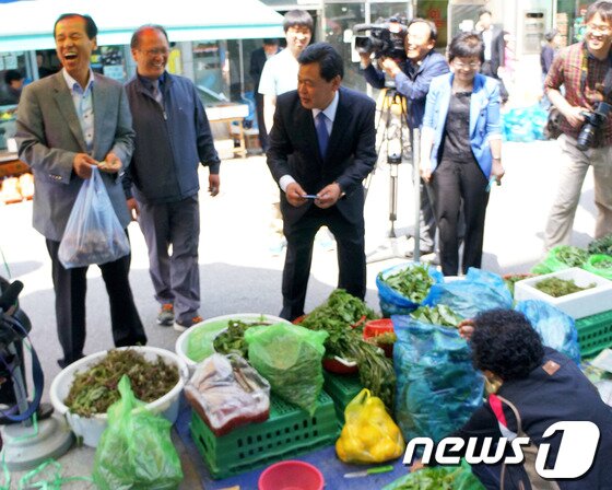 본문 이미지 - 최문순 강원도지사 후보(왼쪽)가 16일 오전 강원 홍천군 중앙시장 5일장을 방문, 지역민과 대화를 나누며 호탕하게 웃고 있다. 2014.5.16/뉴스1 © News1   윤창완 기자