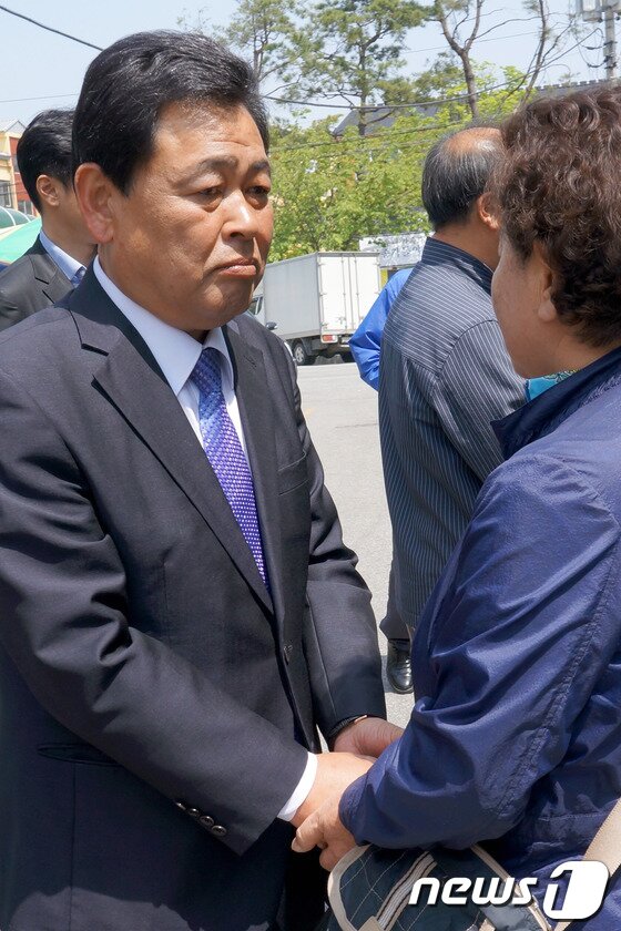 본문 이미지 - 새정치연합 고춘석 홍천군수 후보가 16일 오전 강원 홍천군 중앙시장 5일장을 방문, 지역민의 이야기를 경청하고 있다. 2014.5.16/뉴스1 © News1   윤창완 기자