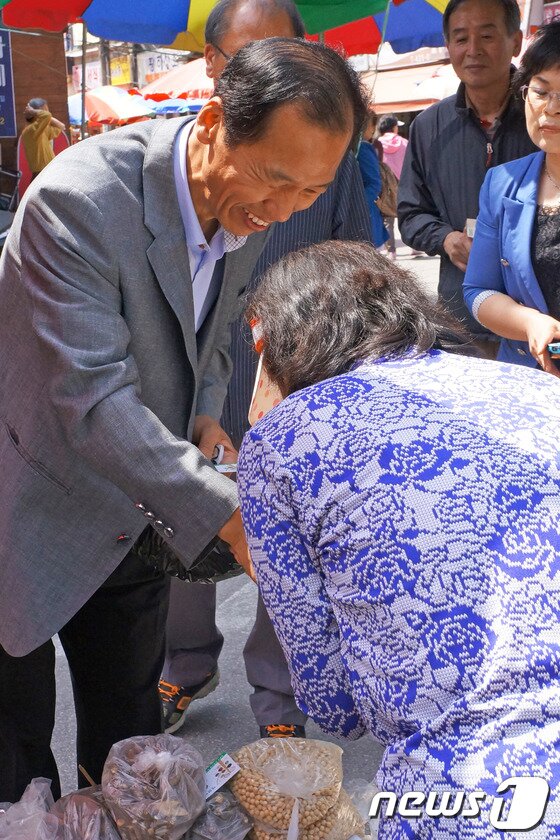 본문 이미지 - 최문순 강원도지사 후보가 16일 오전 강원 홍천군 중앙시장 5일장을 방문, 지역민과 인사를 나누고 있다. 2014.5.16/뉴스1 © News1   윤창완 기자