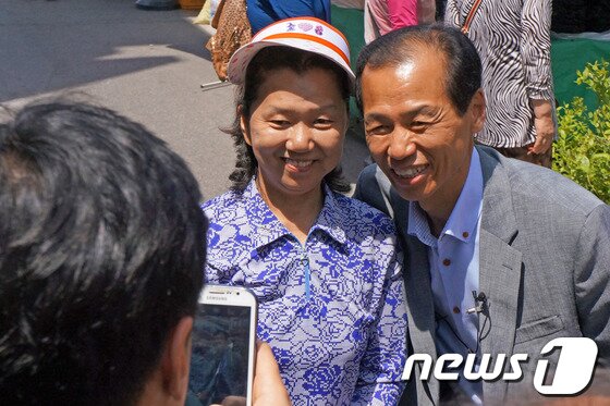 본문 이미지 - 최문순 강원도지사 후보가 16일 오전 강원 홍천군 중앙시장 5일장을 방문, 지역민과 함께 사진을 찍고 있다. 2014.5.16/뉴스1 © News1   윤창완 기자