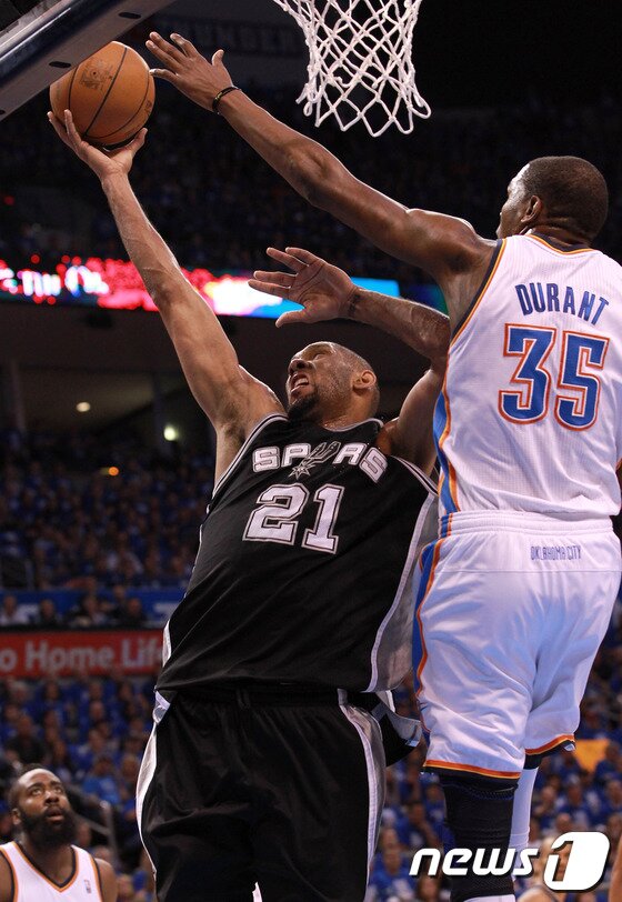 본문 이미지 - 지난 2011-12 시즌 서부 컨퍼런스 결승전에서 격돌했던 팀 던컨(샌안토니오 스퍼스)와 케빈 듀란트(오클라호마시티 선더). © AFP=News1  