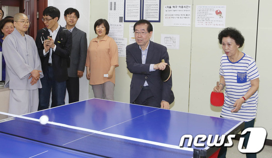 (서울=뉴스1) 정회성 기자 = 박원순 새정치민주연합 서울시장 후보가 17일 오전 서울 종로구 안국동 서울노인 복지센터를 찾아 탁구를 치고 있다. (박원순 새정치민주연합 서울시장 …