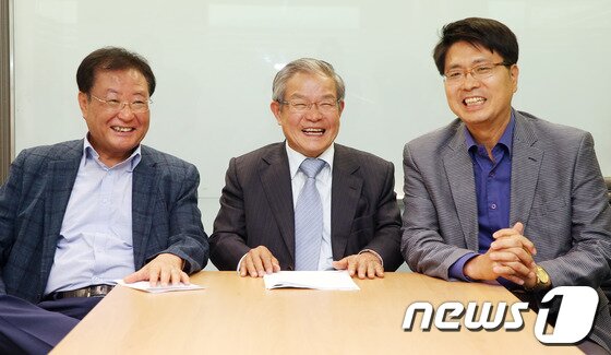 본문 이미지 - 19일 오후 서울 종로구 뉴스1코리아 회의실에서 열린 '노사 리스크 및 경제 이슈' 좌담회에서 좌승희 KDI 국제정책대학원 교수(왼쪽부터), 권태신 한국경제연구원장, 조준모 성균관대 경제학 교수가 환담을 나누고 있다. 2014.5.19/뉴스1 © News1   송원영 기자