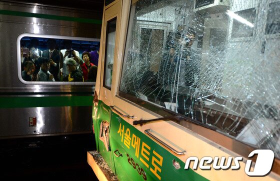 본문 이미지 - 지하철 2호선 상왕십리역에서 성수역 방면으로 향하던 전동차 2대가 추돌하는 사고가 발생한 2일 오후 사고 현장에 충돌로 분리된 열차를 반대편 열차 승객들이 바라보고 있다. 2014.5.2/뉴스1 © News1   박정호 기자