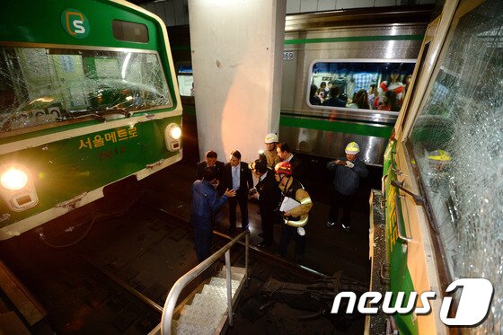 본문 이미지 - 지하철 2호선 상왕십리역에서 성수역 방면으로 향하던 전동차 2대가 추돌하는 사고가 발생한 2일 오후 사고 현장에서 서울메트로와 소방대원 등 관계자들이 사고 수습을 위해 분주히 움직이고 있다. 2014.5.2/뉴스1 © News1   박정호 기자