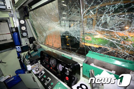 본문 이미지 - 지하철 2호선 상왕십리역에서 성수역 방면으로 향하던 전동차 2대가 추돌하는 사고가 발생한 2일 오후 사고 현장에 충돌로 분리된 열차 창문이 깨져있다. 2014.5.2/뉴스1 © News1   박정호 기자