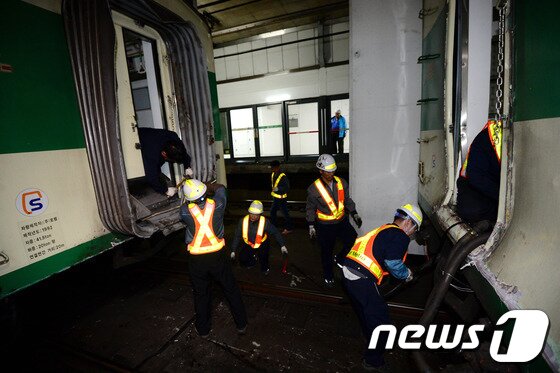 본문 이미지 - 지하철 2호선 상왕십리역에서 성수역 방면으로 향하던 전동차 2대가 추돌하는 사고가 발생한 2일 오후 사고 현장에서 관계자들이 사고 수습을 하고 있다. 이 시간 현재 시청방면은 정상적으로 열차 운행이 이루어지고 있으며, 반대 방면은 을지로입구~성수까지 운행이 멈춘 상태다. 2014.5.2/뉴스1 © News1   박정호 기자