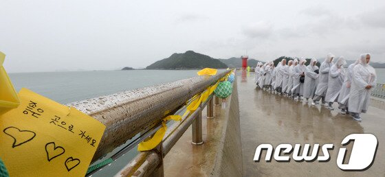 본문 이미지 - 세월호 침몰 사고 35일째를 맞은 20일 오전 전남 진도군 팽목항에서 비구니들이 희생자들을 추모하는 기도를 마친 뒤 돌아가고 있다. 2014.5.20/뉴스1 © News1   정회성 기자