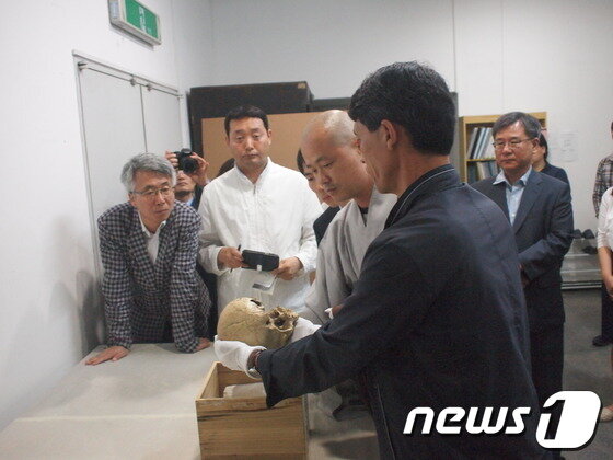 본문 이미지 - 시민단체 문화재제자리찾기(대표 혜문 스님) 회원들이 19일 전주 역사박물관이 보관중인 동학군 장군의 머리뼈를 열람하고 있다./사진제공=문화재제자리찾기© News1 