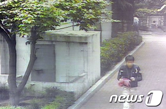 본문 이미지 - 2014년 5월 19일 밤 헤어진 여자친구 부모를 살해한 장재진이 5월 20일 황급히 아파트를 빠져 나가는 모습. ⓒ 뉴스1