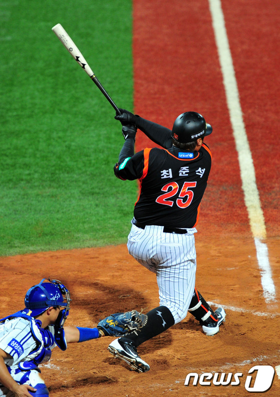 (포항 =뉴스1) 최창호 기자 = 20일 오후 경북 포항야구장에서 열린 2014 한국야쿠르트 세븐 프로야구 삼성 라이온즈와 롯데 자이언트의 경기 8회초 1사 만루에 대타로 타석에 …