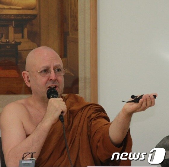 본문 이미지 - 아잔 브람 스님이 21일 한국불교역사문화기념관에서 가진 기자간담회에서 마이크를 들어 비유하고 있다.(조계종 제공)© News1 