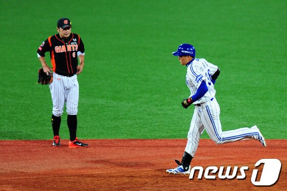 본문 이미지 - 이승엽(오른쪽) 두산 베어스 감독은 현역 시절 롯데 자이언츠를 상대로 홈런 대기록을 작성했다.  뉴스1 DB