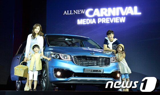 본문 이미지 - 오는 6월 출시 예정인 기아자동차의 3세대 '올 뉴 카니발'이 22일 오전 서울 광진구 W호텔에서 공개된 가운데 가족 모델들이 포즈를 취하고 있다.올 뉴 카니발은 이전 모델에 비해 더욱 세련되고 볼륨감 있는 스타일의 디자인으로 재탄생했으며, 세계 최초로 4열 팝업 싱킹 시트를 적용하고 보조 시트 개선 등을 통해 실용적인 디자인까지 갖췄다. 2014.5.22/뉴스1  © News1   송은석 기자