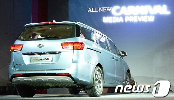 본문 이미지 - 오는 6월 출시 예정인 기아자동차의 3세대 '올 뉴 카니발'이 22일 오전 서울 광진구 W호텔에서 공개되고 있다.올 뉴 카니발은 이전 모델에 비해 더욱 세련되고 볼륨감 있는 스타일의 디자인으로 재탄생했으며, 세계 최초로 4열 팝업 싱킹 시트를 적용하고 보조 시트 개선 등 실용적인 면까지 갖췄다. 2014.5.22/뉴스1 © News1   송은석 기자