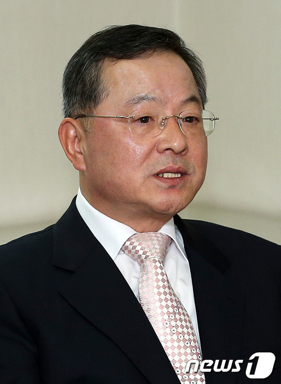 (서울=뉴스1)  = 정홍원 총리에 이은 후임총리로 안대희 전 대법관이 내정됐다.청와대 민경욱 대변인은 22일 박근혜 대통령이 새 총리후보로 안대희 전 대법관을 지명했다고 밝혔다. …