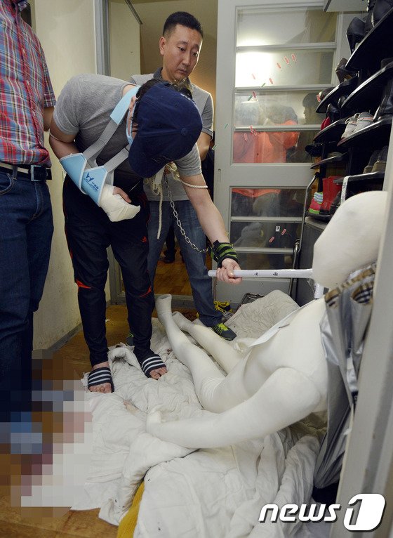 본문 이미지 - 전 여자친구의 부모를 살해한 장모(25)씨가 현장검증에서 범행 당시 상황을 재연하고 있다./2014.5.23/뉴스1 ⓒ News1