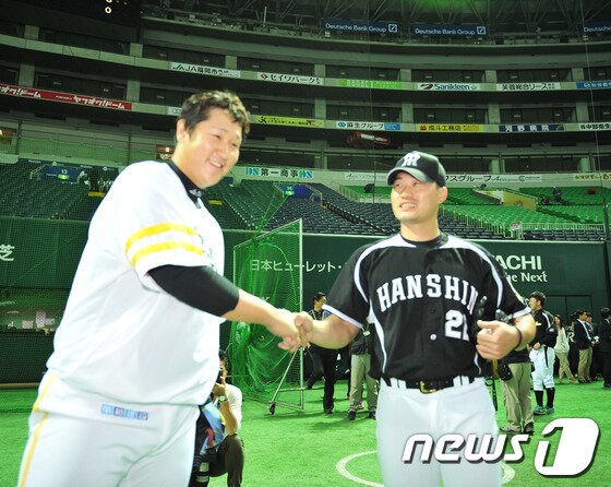 본문 이미지 - 한국을 대표하는 타자 이대호와 투수 오승환이 야후 돔에서 만났다. 일본 프로야구 센트럴리그와 퍼시픽리그의 교류전을 맞아 23일 후쿠오카시 야후 돔에서 소프트뱅크 호크스의 4번 타자 이대호&#40;왼쪽&#41;와 한신 타이거즈의 &#39;돌부처 마무리&#39; 오승환이 오랜만에 만나 반갑게 악수를 나눴다. © News1  후쿠오카=김진환 기자