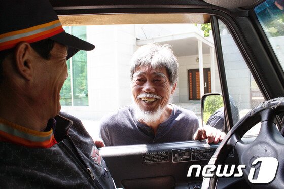 본문 이미지 - 양양우체국 권홍영 집배원과 김성수 씨는 형님 동생하는 사이다.&#40;사진제공=강원지방우정청&#41;.2014.5.22/뉴스1 © News1  