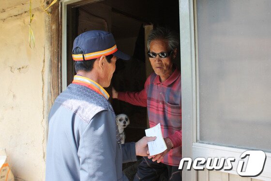 본문 이미지 - 양양우체국 권홍영 집배원은 양양 면옥치리 서종원 씨의 말동무이자 아들 같은 존재다.&#40;사진제공=강원지방우정청&#41; © News1  