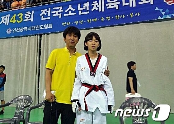 본문 이미지 - 24일 강화고인돌체육관에서 열린 '제43회 전국소년체육대회' 태권도 여중부 핀급에서 우승한 울산달천중 추다인(2학년)이 정영길 코치와 기념촬영하고 있다. (울산시체육회 제공) © News1  