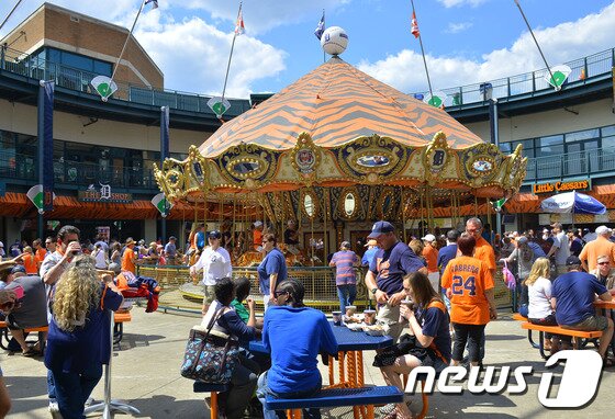본문 이미지 - 디트로이트 타이거즈의 홈 구장인 코메리카 파크 은 &#39;놀이 동산&#39;이다. 노천 카페에 앉아 한잔의 커피와 따사로운 햇살을 즐기는 부모들과 회전 목마를 타는 아이들 모두 즐겁다. © News1스포츠  디트로이트=   권현진 기자