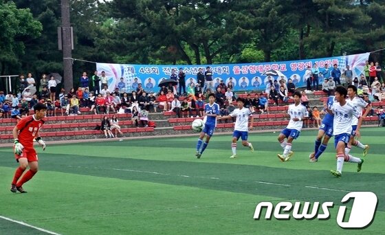 본문 이미지 - 25일 인천 남동근린공원 축구장에서 열린 '제43회 전국소년체육대회' 남중부 축구 2라운드 경기에서 울산현대중과 경기현대중이 경기를 펼치고 있다. 매탄중이 현대중을 1-0으로 꺾고 준결승에 올랐다. © News1 김규신 기자   김규신 기자