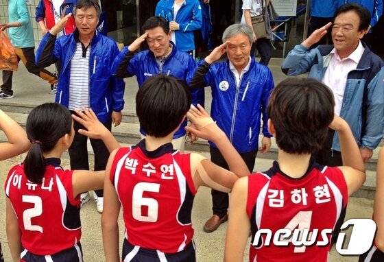 본문 이미지 - 25일 인천사대부고 체육관에서 열린 '제43회 전국소년체육대회' 배구 여초부 경기에서 부산수정초를 2-0으로 누르고 준결승에 진출한 울산덕신초 선수를 울산시교육청 관계자들이 격려하고 있다. © News1 김규신 기자