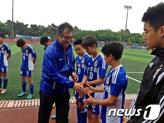 본문 이미지 - 25일 인천 남동근린공원 축구장에서 열린 '제43회 전국소년체육대회' 남중부 축구 2라운드 경기에서 경기매탄중에 0-1로 패한 울산현대중 선수들을 이채홍 울산시교육청 평생교육체육과장이 격려하고 있다. © News1 김규신 기자