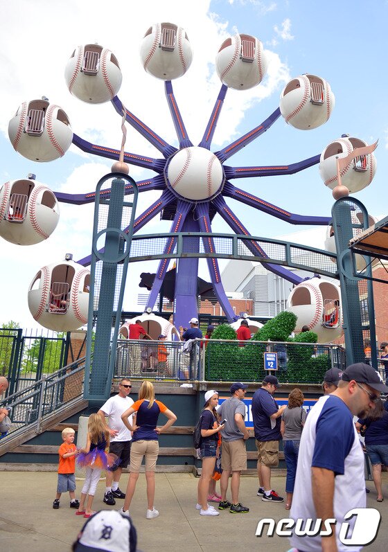 본문 이미지 - 디트로이트 코메리카 파크의 3루  관중석 뒤편에는 야구공 모양의 놀이 기구가  있다.   &#39;날아가는 야구공  바퀴&#39;&#39;다. 공 하나에 최대 5명이 함께 탈 수 있다. 가족 단위 야구 팬들이 삼삼오오 모여 있다.  © News1스포츠 디트로이트=권현진 기자