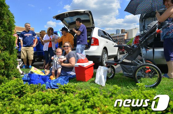 본문 이미지 - 코메리카 파크  입구 주차장에는 피크닉 용품을 들고 나와  설렘 가득한 시간을 보내고  있는 가족들이 눈에띈다. 아들을 안고 미소짓는 엄마의  미소에는 행복이 담겨있다. © News1 스포츠  디트로이트=권현진 기자