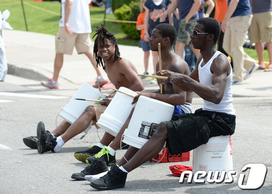 본문 이미지 - 코메리카 파크 앞 광장에선 수시로 거리 공연이 열린다.  야구장을 찾는 가족 단위 팬들에게 또 다른 볼거리이자 즐길거리다. © News1스포츠 디트로이트= 권현진 기자