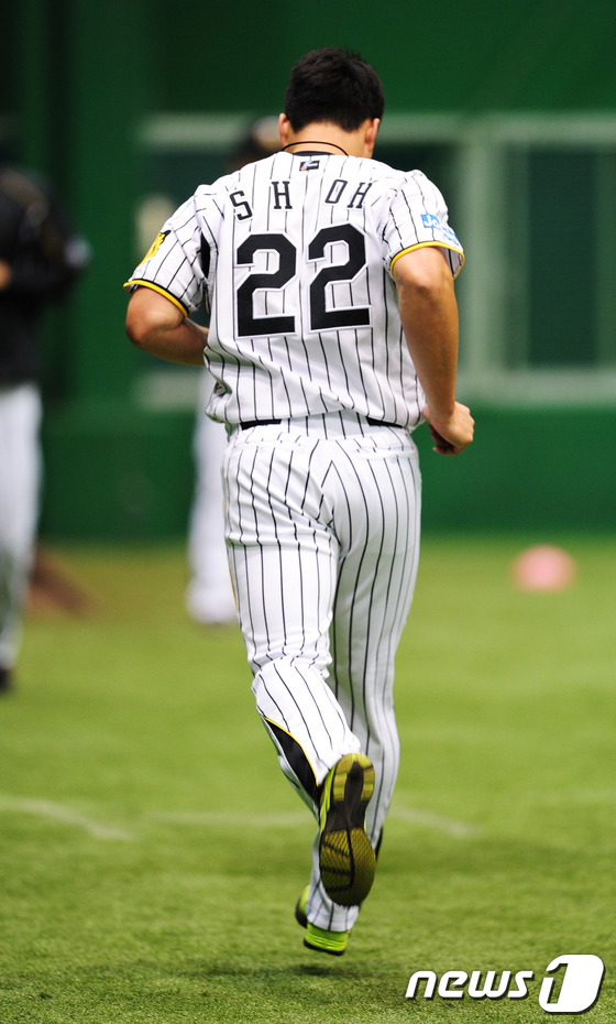 (오사카=뉴스1스포츠) 김진환 기자 = 26일 일본 효고현 니시노미야시 고시엔구장에서 일본 프로야구 치바 롯데 마린스와 한신 타이거스의 경기가 열린다.비가 오는 가운데 한신은 고시 …