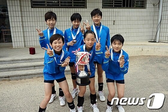 본문 이미지 - 26일 오전 인천사대부고 체육관에서 열린 '제43회 전국소년체육대회' 여자초등부 배구 준결승전에서 경남유영초에 0-2로 패하며 공동 3위에게 주어지는 동메달을 획득한 울산 덕신초 선수들이 경기 후 기념촬영을 하고 있다. (울산시체육회 제공) © News1 