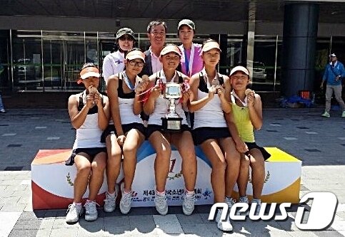본문 이미지 - 26일 인천 열우물테니스장에서 열린 '제43회 전국소년체육대회' 여중부 테니스 준결승전에서 강원선발팀에 1-3로 패하며 공동 3위에게 주어지는 동메달을 획득한 울산학성여중 선수들이 경기 후 기념촬영을 하고 있다. (울산시체육회 제공) © News1  